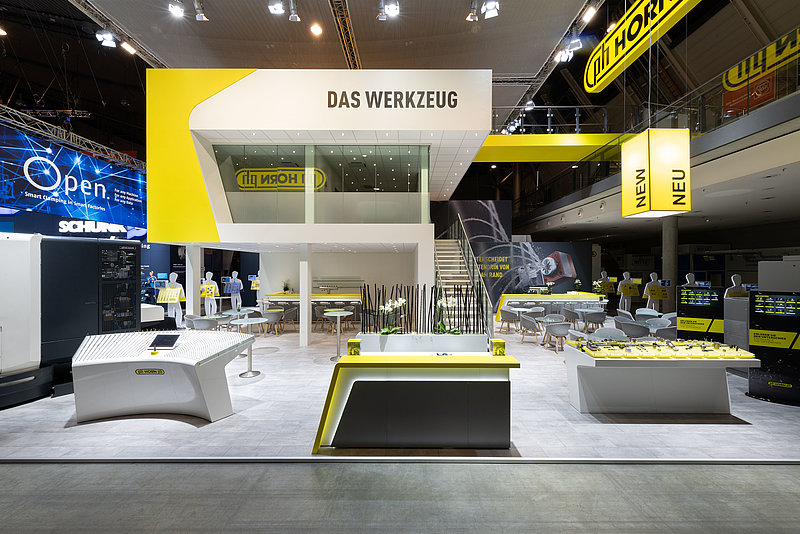 <span style="color:#d90b05;">A bridge </span><br /> between technology and experience Paul Horn – Stuttgart