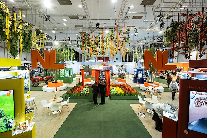 <span style="color:#d90b05">Spiegels & </span><br /> stakeholders Nederlands Paviljoen, Grüne Woche in Berlijn