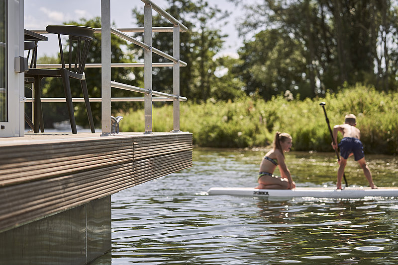 The flexibility of a cruising houseboat