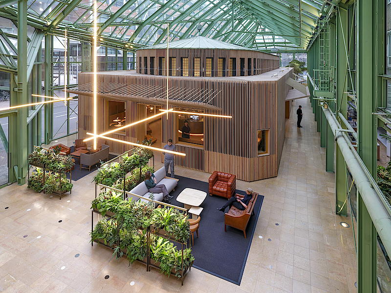 <span style="color:#d90b05">Lichte ontmoetingsplek&nbsp;</span><br /> in monumentaal ministerie Ministerie van LVVN - Den Haag